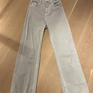 Ljusgråa jeans från Zara i strl 36. Långa!! Frakt ingår ej i priset💓