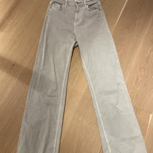 Gråa jeans - Ljusgråa jeans från Zara i strl 36. Långa!! Frakt ingår ej i priset💓