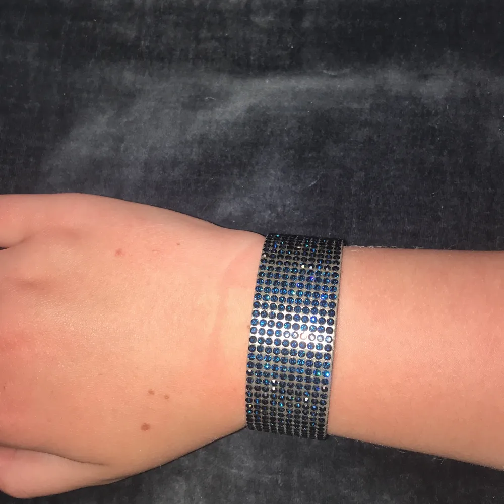 Coolt glittrigt armband med blĂ„ stenarđŠ Armbandet Ă€r i vĂ€ldigt fint skick dĂ„ de tyvĂ€rr inte kommit till anvĂ€ndning. Funkar bĂ„de till fest och vardagđ. Asusteet.