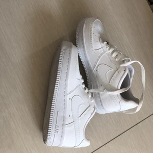 Nike  - Säljer mina skor för 800kr, efter jag har precis fått de, men tyvärr de är stora för mig. De har bra passform och är oanvända. De är helt nya. Har 3 olika Storlek 38