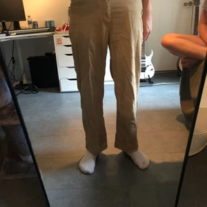 Beiga manchesterbyxor från Lee - Beiga manchesterbyxor från lee säljes pga att de är för korta. Byxorna är dammodell men passar alla (33 i längd men motsvarar typ 28-30 i herr) . Bra skick men spår av användning finns. Pris kan diskuteras :)