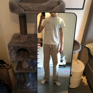 Vit Crybaby T-shirt - Vit crybaby t-shirt från Lilpeep.com säljs pga att den inte används. Tröjan är i bra skick förutom två jättesmå hål på framsidan (kan skicka bild till den som är intresserad)! Pris kan diskuteras :)