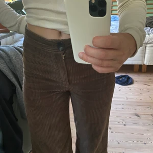 Machester byxor - Snygga Manchester byxor! Köpt från zara och är fåtal gånger använda pga att de är för korta på mig ):  De är verkligen super bekväma och är wide fit