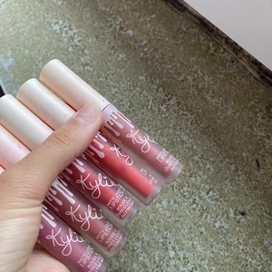 Kylie cosmetics  - Aldrig använt bara legat i sminkväskan (därför de är lite smutsiga) säljer alla för 100 annars är det 25kr st