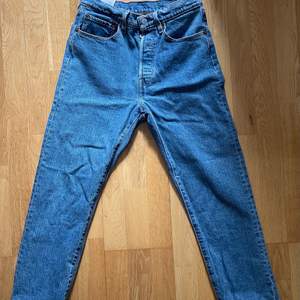 Clasiska raka Levis jeans  Färg: blå