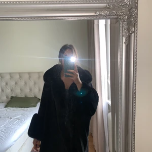 Filtkappa med päls  - Fake päls filtkappa fin att ha över långklänning/finkläder. Onesize