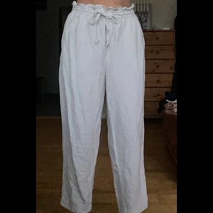 Linnebyxor  - Hej!  Säljer nu dessa begagnade linnebyxorna då dom är förstora. Supersköna. jag älskar dom, men kommer tyvärr inte till användning.   Jag är 165 och dom är ner till anklarna på mig!   