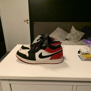 Jordan 1 low black toe - Stockx lowesr ask: 315$ Skick:7/10 Knappt ngr creases då jag använt creaseskydd Skriv för mer bilder