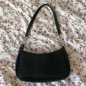 Väska - Jag säljer min svarta väska från glitter 100kr + frakt☺️