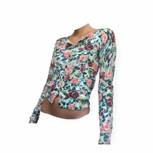 Cardigan med blommor - Söt finstickad cardigan i blommönster, från HM💮 Mörkgröna knappar framtill, muddar i ärmarna och i midjan. Fint skick!