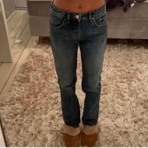 (lånad bild) säljer dessa populära helt slutsålda jeans från zara som är helt oanvända till och med prislappen kvar!💗😻