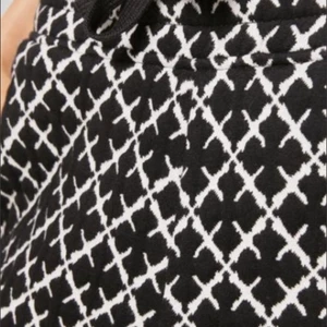 By Marlene Birger tygbyxor  - Sköna tygbyxor i strl.m. Använd endast ett fåtal gånger. Knytning i midjan och normal i storleken. Skickas mot fraktkostnad på 66 kr.