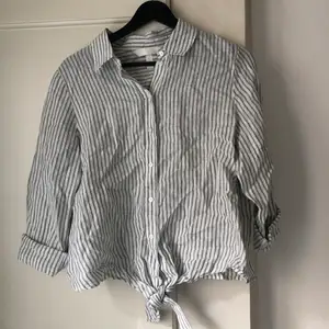 Croppas skjorta från H&M i storlek S. Nyskick - oanvänd. Knäpps med knappar samt knytning längst ner.  