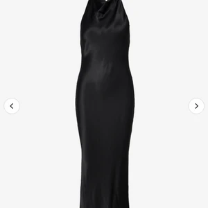 cocktailklänning från gina!  - säljer denna oanvända klänning ifrån gina pga av att den inte har kommit till användning . sitter helt perfekt på kroppen 