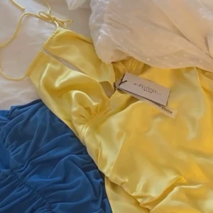 Klänning  - Gul satin klänning från misslisibells kollektion med nakd, storlek 36. Drog av lapparna för hastigt, annars är den aldrig använd 