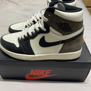 Air Jordan 1 - Helt ny. Den användes aldrig. Kommer med originalkartong Meddela mig om du är intresserad