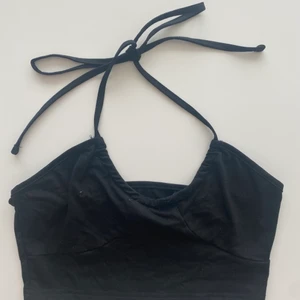 Svart linne - Ett gulligt svart linne som jag köpt på Shein, säljs pga att jag inte kommer till användning av det💕 (se bild två hur den sitter på)