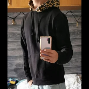 Brave Soul hoodie size: M - Hoodie leopardmönstrad i bra skick, inget slitage. Jag är 187 cm lång. Tveka inte att skriva om ni har frågor. 
