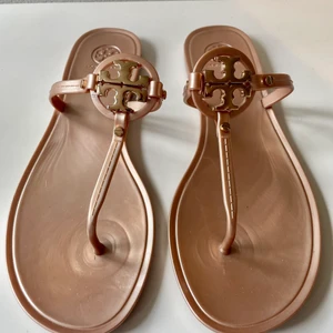 Tory Burch - Lyxiga och Exlusiva ssndaler från Tory Burch.  Endast provade. Nypris 1200kr. Snygga när som helst på året. Perfekta ssndalen.
