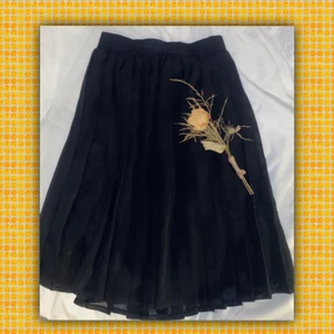 Veckad svart långkjol - En svart, lång tyllkjol med veck. Mycket bra skick och mycket bekväm. Stretchig midja. Från märket ”Verse”. Storlek 36❤️❤️