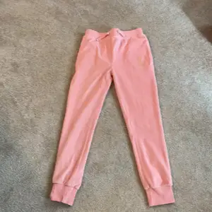 Juicy couture byxor i färgen rosa. Det är fickor som man kan lägga saker i❤️