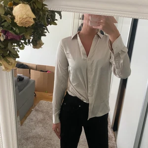 Glansig skjorta - Använd 1 gång 