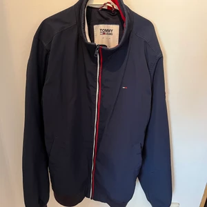 Tommy Hilfiger jacka - Vår/höst jacka från Tommy Hilfiger i storlek L. Den är använd men i bra skick, säljer pga att den inte passar. 