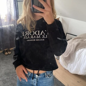 Hoddie  - Jättefin hoodie från Gina tricot med snören nedanför midjan som man kan spänna åt för tajtare passform. I väldigt fint skick💘