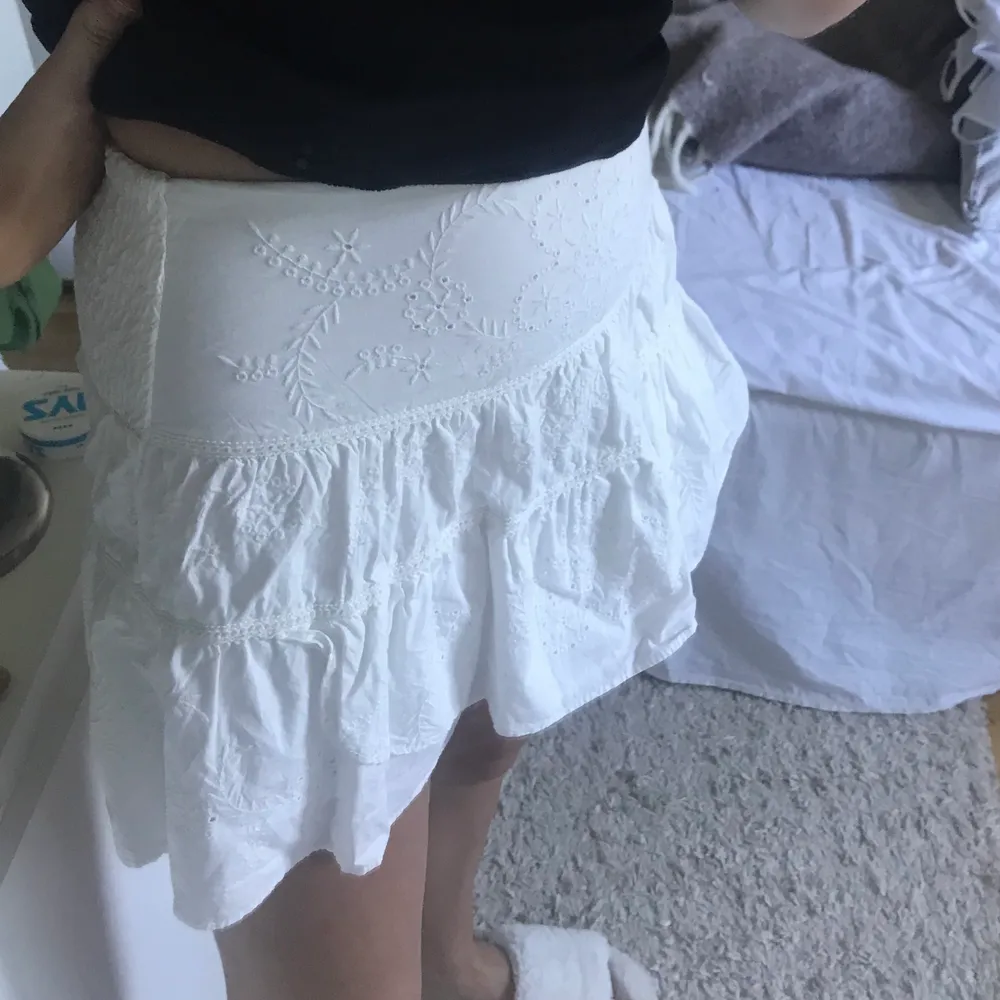 Så fin vit slutsåld kjol med broderi från Zara, säljer då den inte kommer till användning. Den är helt ny och prislappen är kvar, i storlek M men passar även större och mindre storlekar då den har stretch ☺️ skickas med spårbar frakt för 49kr!. Kjolar.