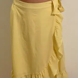 Gul kjol med volang på sidan, storlek 158/164  Kjolen är från Lindex