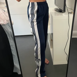 Adidasbyxor  - Adidasbyxor. Använda fåtal gånger. Storlek S. Gott skick!