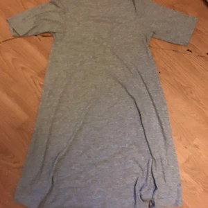 Grå klänning  - En grå kortärmad klänning med polokrage. Köpte på secondhand för några år sedan och den är i bra skick. 