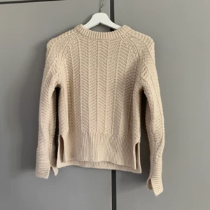 Stickad tröja i benvit/beige - Storlek 34