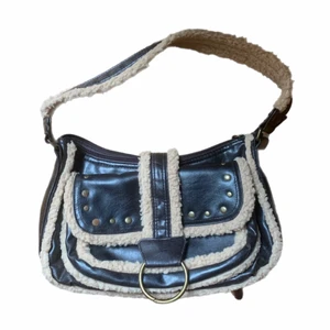 Vintage handbag  - Vintage handväska med bra förvaring och fina detaljer, köpt i Brooklyn New york!