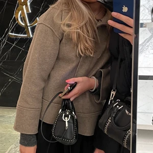 Kapphal kappa🤍INTESSEKOLL - INTRESSEKOLL🤍kollar intresset på min sjukt populära och snygga korta kappa i från kapphal. Mycket fint skick! Om jag säljer är det endast till ett bra bud☺️☺️(sista bilden är lånad)