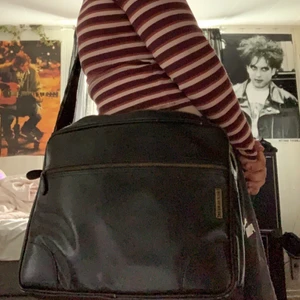 Axelremsväska  - Mycket rymlig axelremsväska!💞 tryck ej på köp! Kontakta mig vid intresse 💞