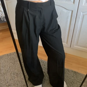 Zara kostymbyxor - Vida svarta kostymbyxor från Zara, bara använda ett par gånger. Super sköna i materialet och långa i benen. Frakt 59kr. (Pris+frakt)