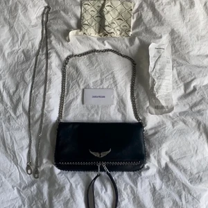Zadig Voltaire väska - Tänkte köra en intressekontroll på min Zadig Voltaire väska Kvitto,dustbag, två kjedjor ingår vid köp av väska. Köp nu för 1600! Skriv privat för mer bilder eller frågor