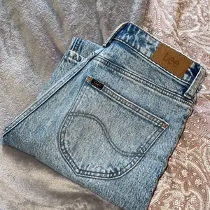Hej! säljer dessa helt oanvända LEE jeansen som aldrig kommit till användning. stl W25 L31.