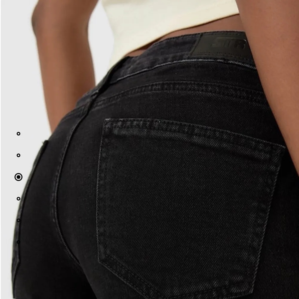 BUDA!! ❤️‍🔥 lågmidjade svarta jeans från str, slutsålda på Zalando 💫 storlek 36 men sitter mer som en 34! använda en gång, kmr aldrig till användning ⚡️ . Jeans & Byxor.
