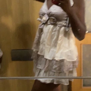 fin somrig klänning! - säljer denna fina somriga klänning i bra skick. Den är i storlek S. Den är ny och oanvänd för att jag intr får användning av den. skriv för fler bilder. BUDA