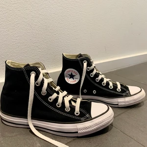 Svarta Converse  - Ett par svarta converse i strl 37,5. Bra skick och sparsamt använda. Säljer då dom har blivit för små. Köparen står för frakten💞