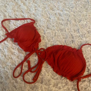 Bikini - Säljer denna superfina röda bikini överdelen i storlek S ❤️Har endast testat. Frakten står köparen för, men kan även mötas upp i Västerås