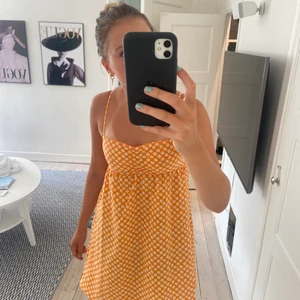 Klänning hm - Säljer denna superfina somriga klänningen ifrån HM i storlek XS/34. Klänningen är i fint skick.