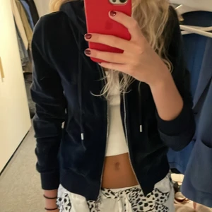 Kofta  - En helt oanvänd Juicy Couture kofta. I storlek S och otroligt mysig och snygg. Den är i marinblå och köptes för ett år sedan och har hittills bara hängt i garderoben. Köptes på NK för va 1000kr. Bud privat! 💘