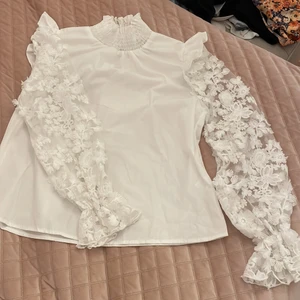 Vit blus - Vit blus med puffärmar från Shein. Storlek: M 