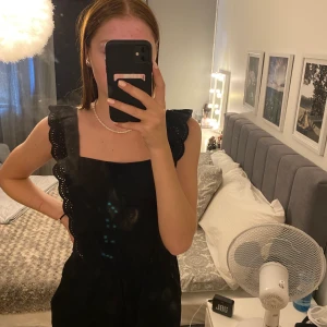 Byxdress - Oanvänd byxdress från HM med fickor och fina ”spets” detaljer på sidorna