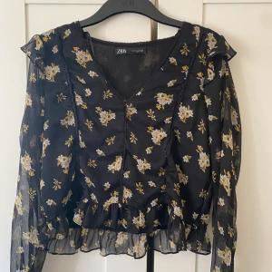 Blommig blus - Blommig blus från Zara i fint skick. 