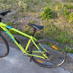 Cyckel - Säljer nu cyckel då den e för liten säljer vid en snabb affär