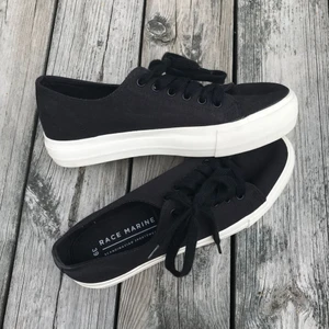 Race Marine sneakers  - Race Marine sneakers i st.41.                                               Super fina skor ändast använda 1 gång på ett bröllop för 4 månader sen. Sen stått sen dess. Dom sitter super bra om du brukar ha 41. Dom är "normala" i storlek.  (Fråga om du undrar något)